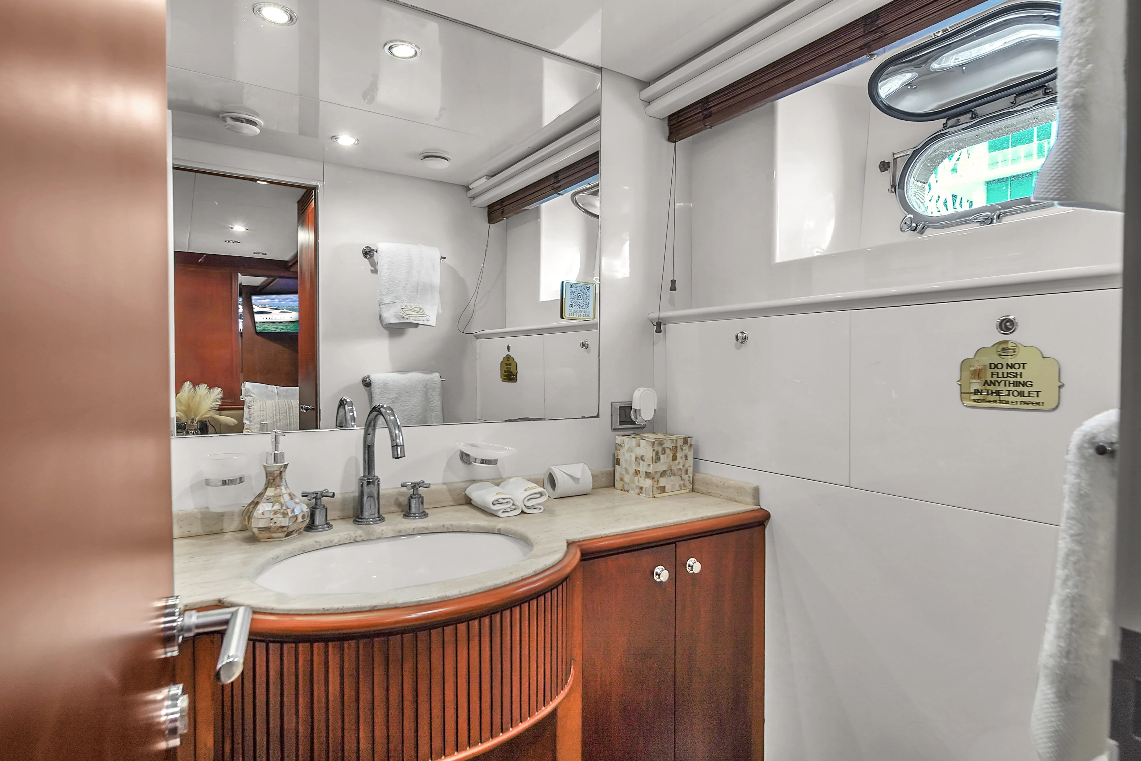 105ft Azimut Daniela deck details